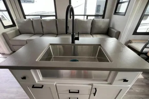 5TH WHEEL CAMPER WITH ROOM FOR EVERYONE!