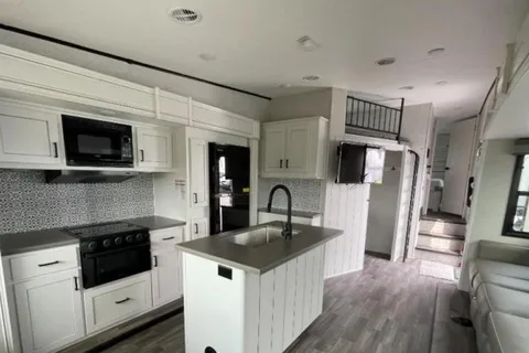5TH WHEEL CAMPER WITH ROOM FOR EVERYONE!