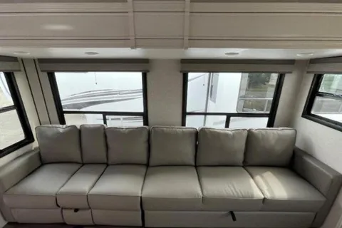 5TH WHEEL CAMPER WITH ROOM FOR EVERYONE!
