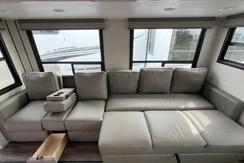 5TH WHEEL CAMPER WITH ROOM FOR EVERYONE!