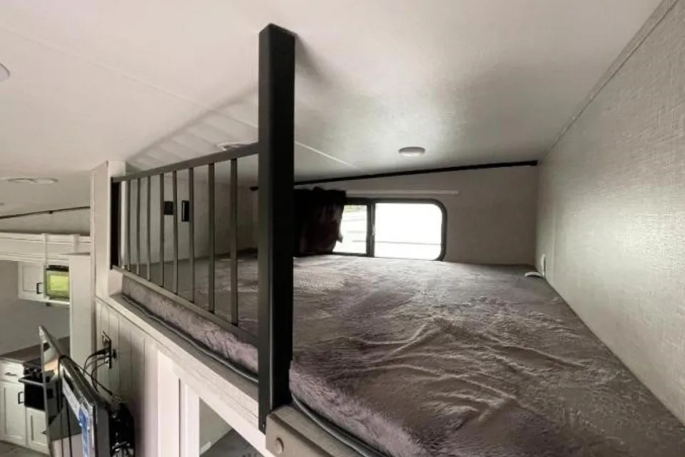 5TH WHEEL CAMPER WITH ROOM FOR EVERYONE!