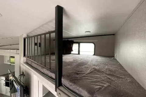 5TH WHEEL CAMPER WITH ROOM FOR EVERYONE!