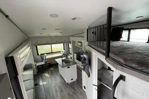 5TH WHEEL CAMPER WITH ROOM FOR EVERYONE!