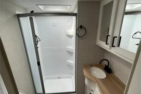 5TH WHEEL CAMPER WITH ROOM FOR EVERYONE!