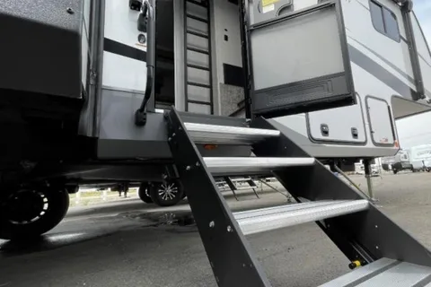 5TH WHEEL CAMPER WITH ROOM FOR EVERYONE!