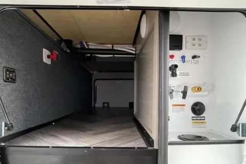 5TH WHEEL CAMPER WITH ROOM FOR EVERYONE!