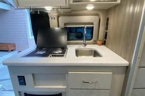 Beverly's Thor Motor Coach Rize 18M Class B