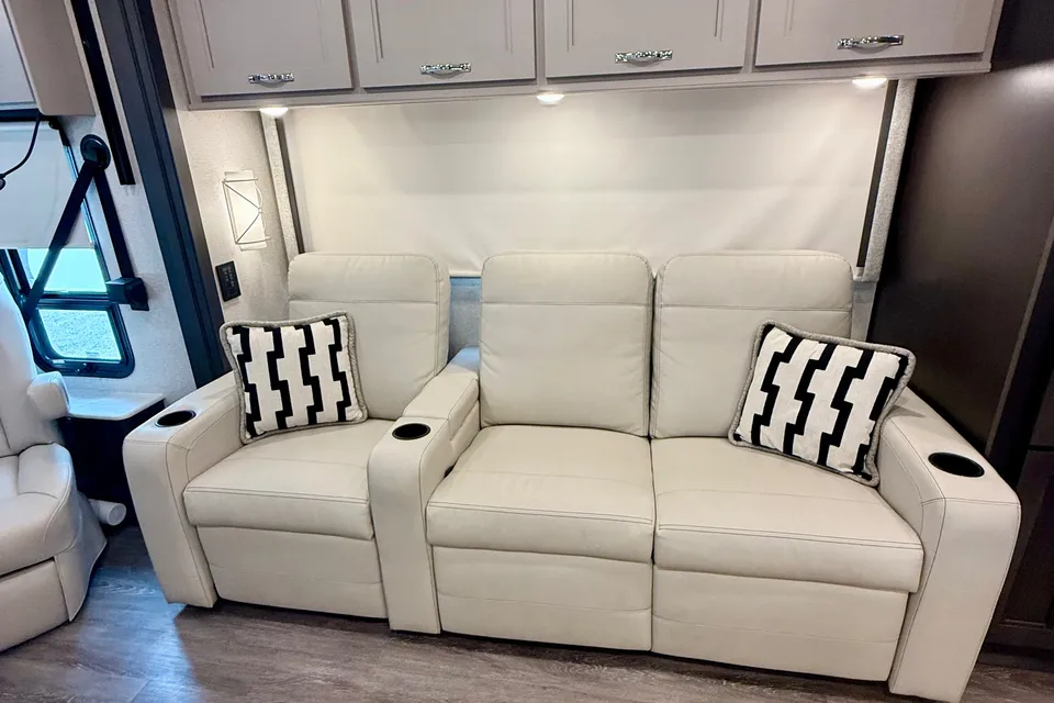 Convenience Rv's Riviera 39BH