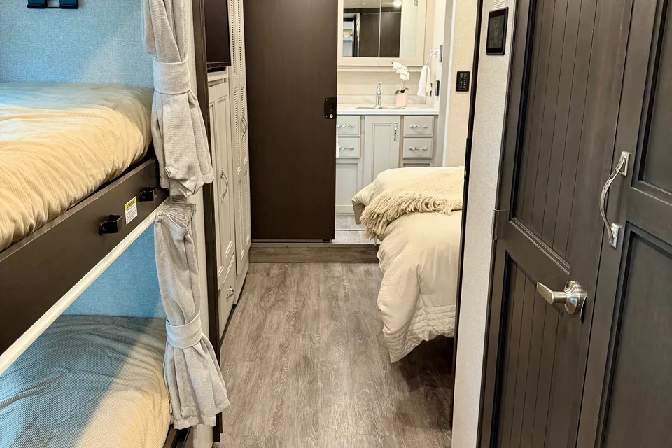 Convenience Rv's Riviera 39BH