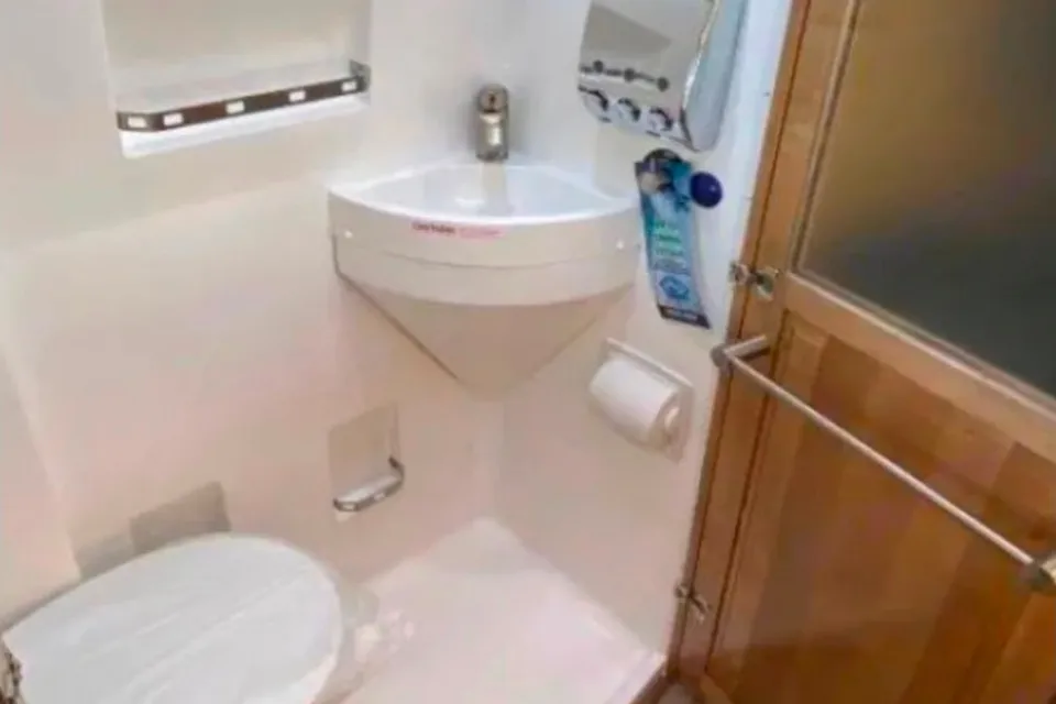 Luxury Sprinter w/ Full Bathroom Mercedes-Benz Coachmen gets up to 20 MPG