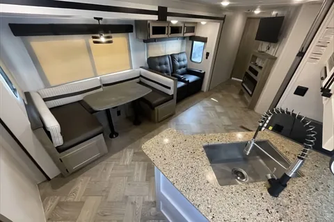 Spacious Palomino 28bhss Travel Trailer