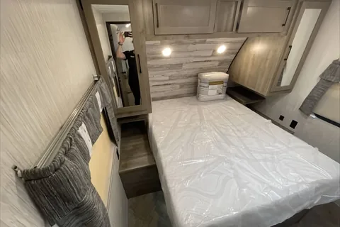 Spacious Palomino 28bhss Travel Trailer