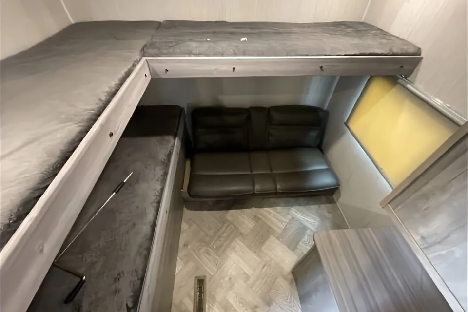 Spacious Palomino 28bhss Travel Trailer