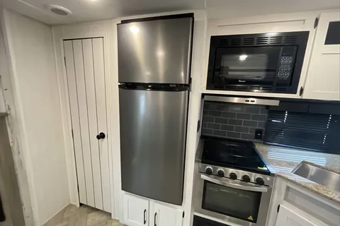 Spacious Palomino 28bhss Travel Trailer