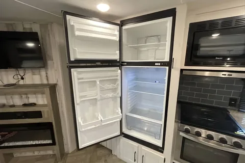 Spacious Palomino 28bhss Travel Trailer