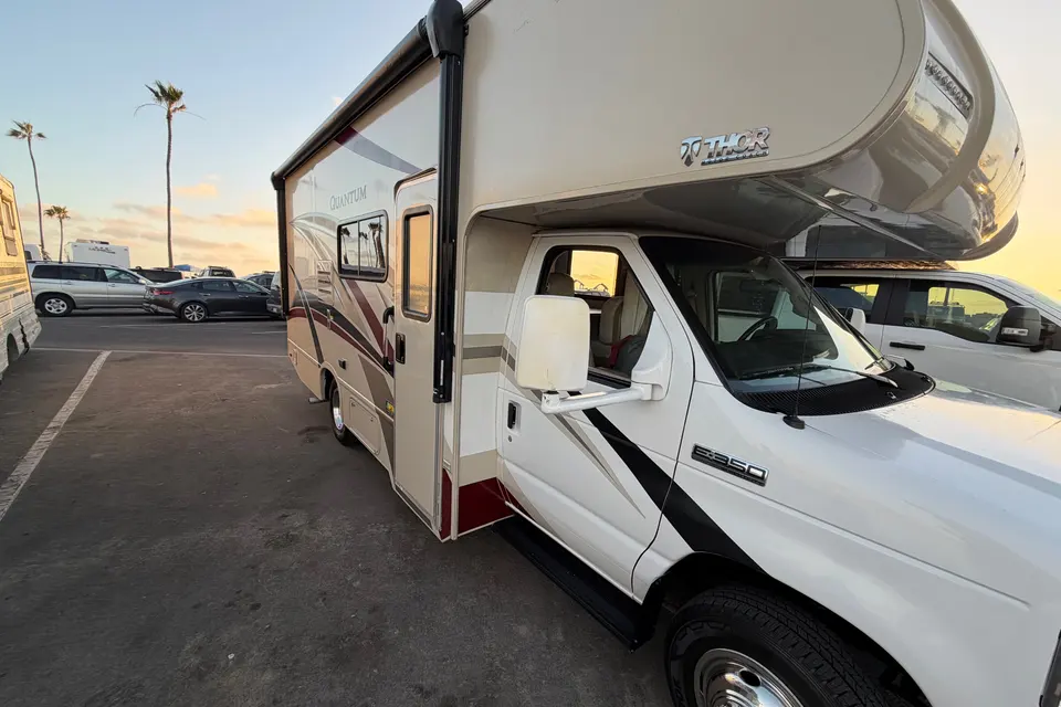 Danielle's Thor Motor Coach Quantum Class C