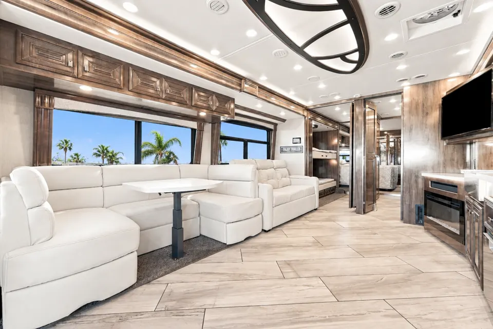 💜 Discovery Pie 💜 Luxury Class A • Sleeps 9 • Full Living Area