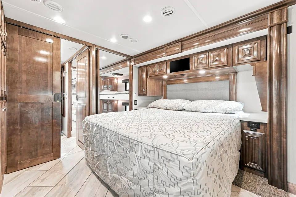 💜 Discovery Pie 💜 Luxury Class A • Sleeps 9 • Full Living Area
