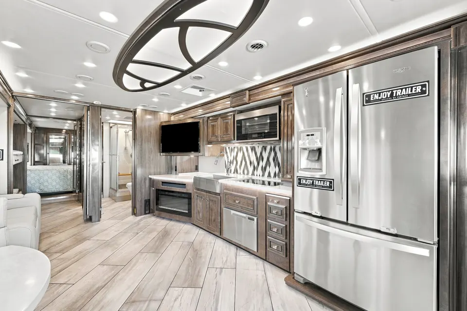 💜 Discovery Pie 💜 Luxury Class A • Sleeps 9 • Full Living Area