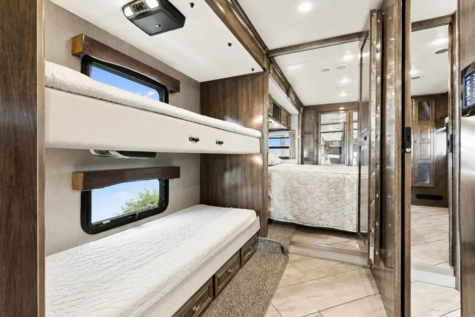 💜 Discovery Pie 💜 Luxury Class A • Sleeps 9 • Full Living Area