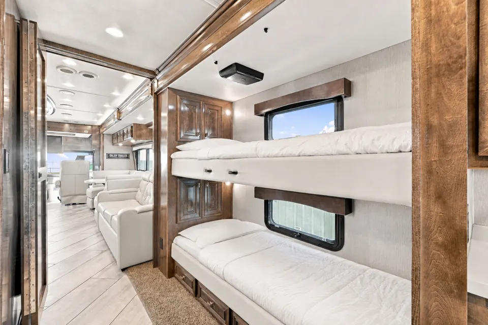 💜 Discovery Pie 💜 Luxury Class A • Sleeps 9 • Full Living Area