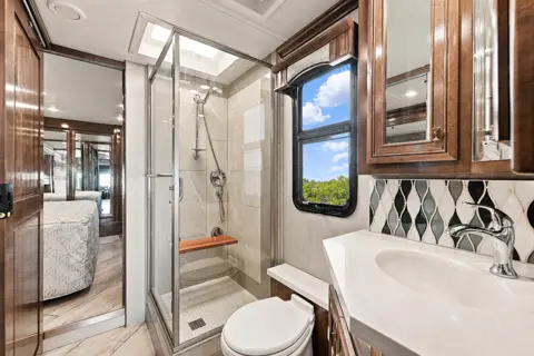 💜 Discovery Pie 💜 Luxury Class A • Sleeps 9 • Full Living Area