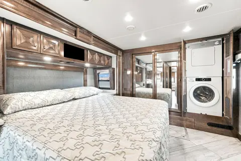 💜 Discovery Pie 💜 Luxury Class A • Sleeps 9 • Full Living Area