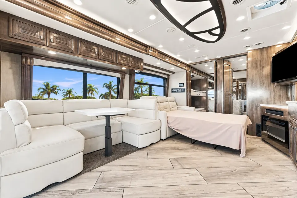 💜 Discovery Pie 💜 Luxury Class A • Sleeps 9 • Full Living Area