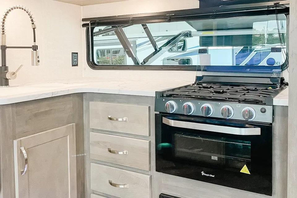 Robin's East to west Alta 2800kbh Travel Trailer