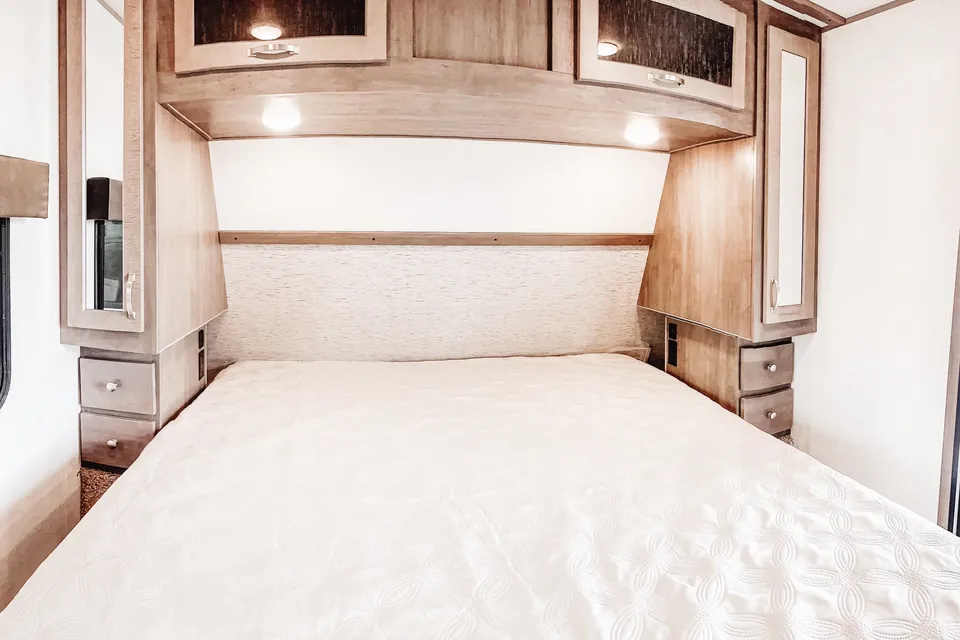 Robin's East to west Alta 2800kbh Travel Trailer