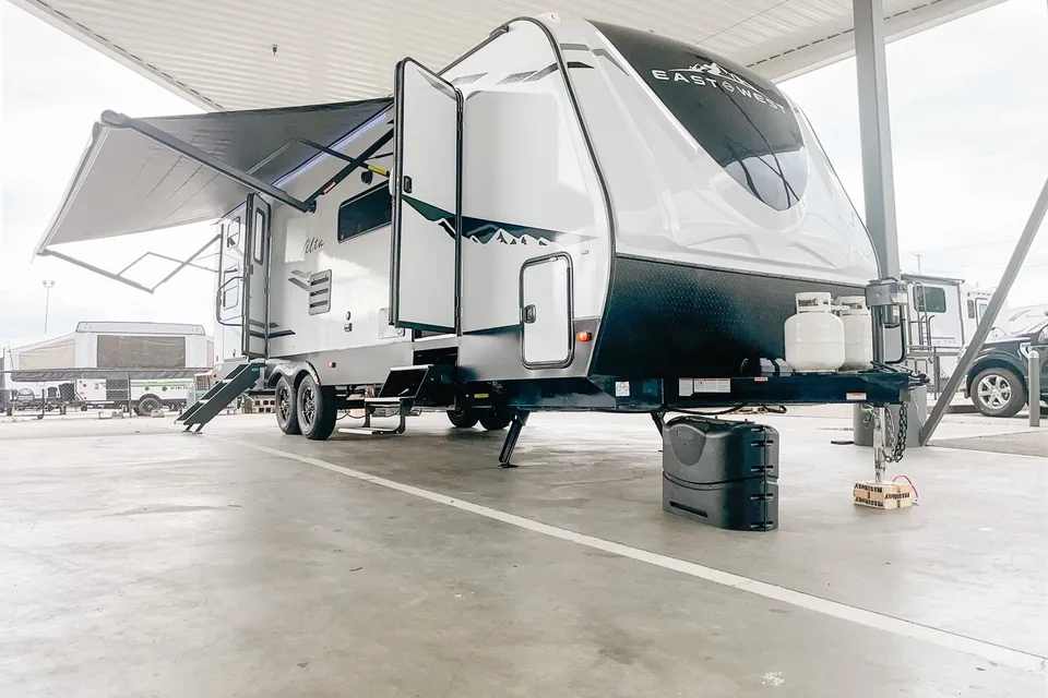 Robin's East to west Alta 2800kbh Travel Trailer