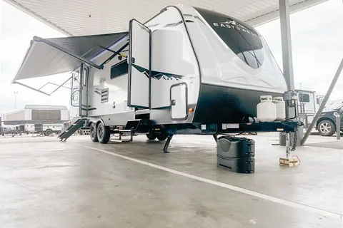 Robin's East to west Alta 2800kbh Travel Trailer