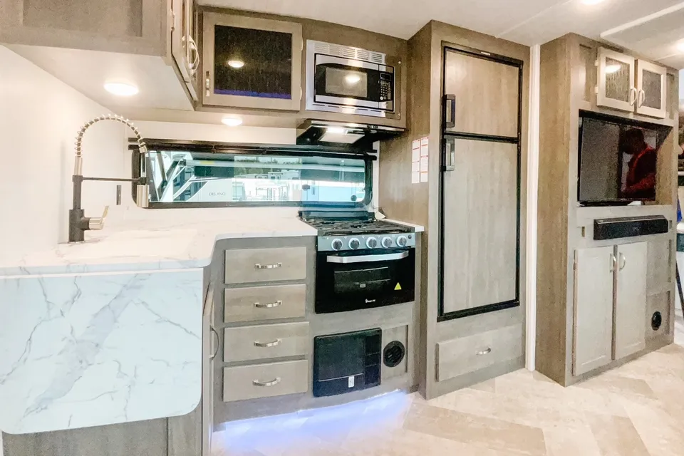 Robin's East to west Alta 2800kbh Travel Trailer