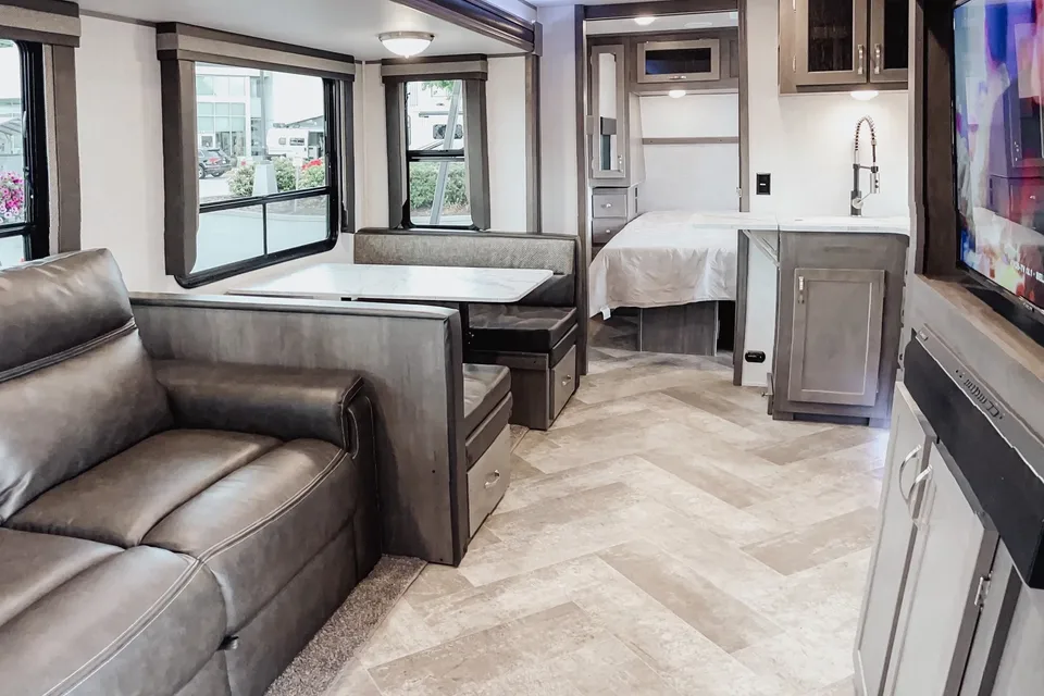 Robin's East to west Alta 2800kbh Travel Trailer