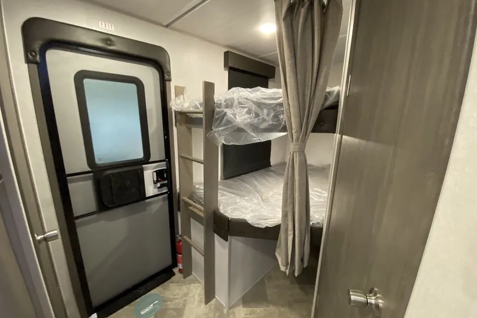 Robin's East to west Alta 2800kbh Travel Trailer
