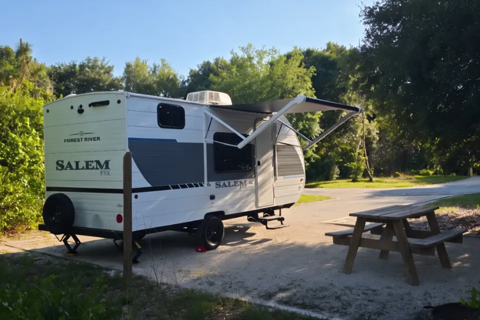 Cute and Effortless RV (Delivery Only)
