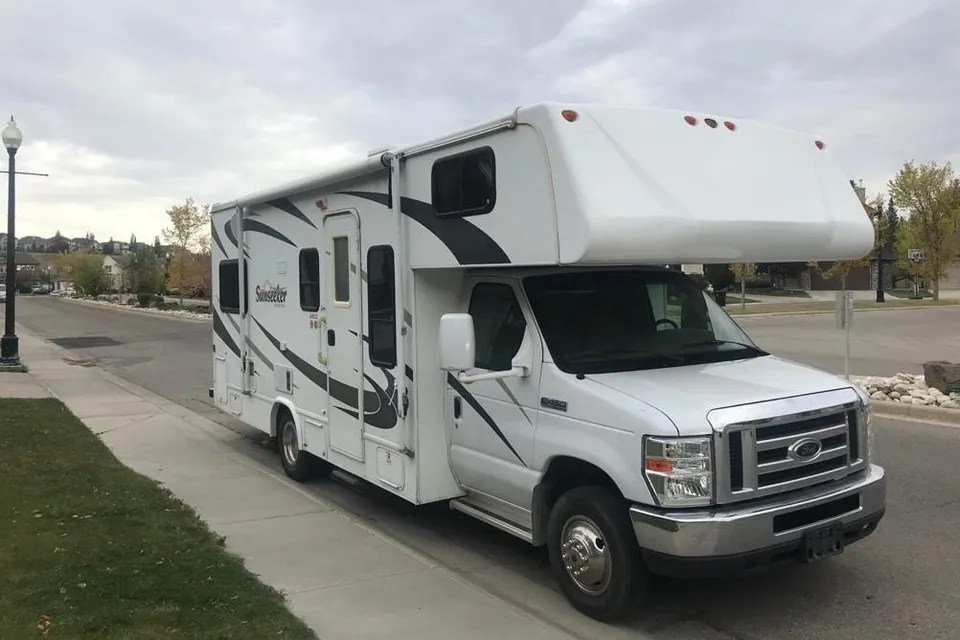 Class C Motorhome with One Slide Out - Sleeps up to 4