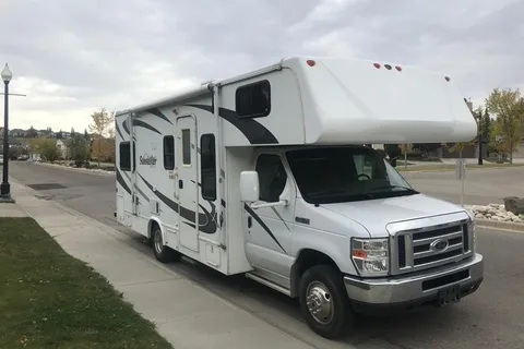 Class C Motorhome with One Slide Out - Sleeps up to 4