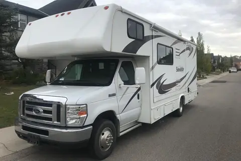 Class C Motorhome with One Slide Out - Sleeps up to 4