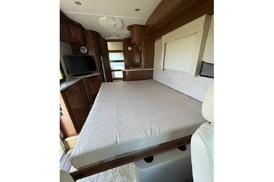 Natasha's Pleasure-Way Plateau XL Class B