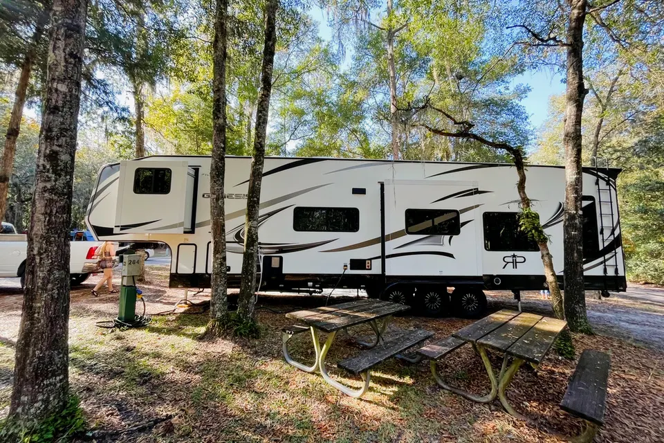 Alexander’s Genesis Supreme Rv R40 Toy Hauler