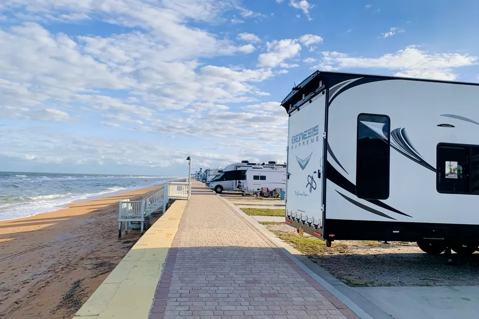 Alexander’s Genesis Supreme Rv R40 Toy Hauler