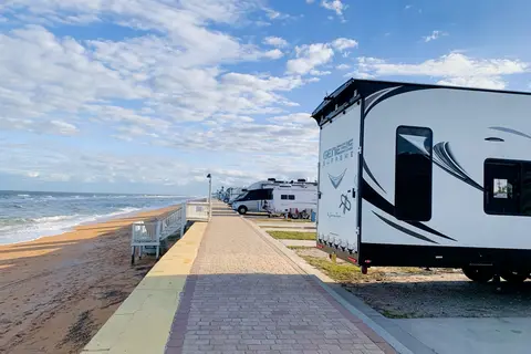 Alexander’s Genesis Supreme Rv R40 Toy Hauler