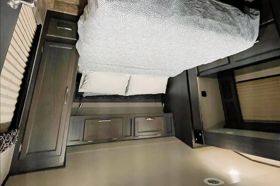 Alexander’s Genesis Supreme Rv R40 Toy Hauler
