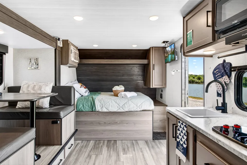Little sunshine RV Rentals Hideout 176BH