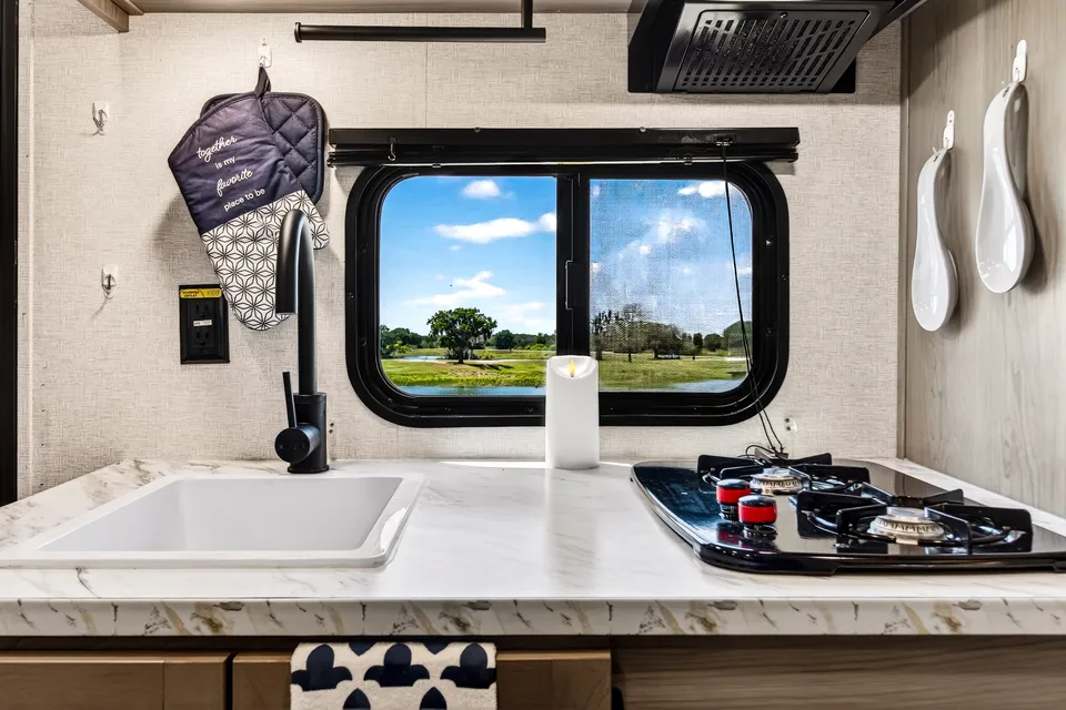 Little sunshine RV Rentals Hideout 176BH