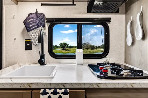 Little sunshine RV Rentals Hideout 176BH