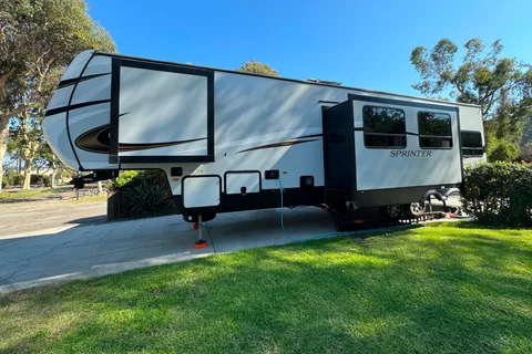 Amazing RV - 2 Bedrooms, 1.5 Baths, Fully Equipped!!