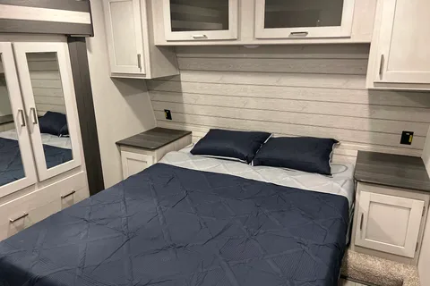 Amazing RV - 2 Bedrooms, 1.5 Baths, Fully Equipped!!