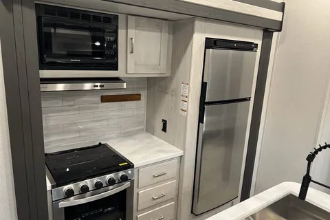 Amazing RV - 2 Bedrooms, 1.5 Baths, Fully Equipped!!